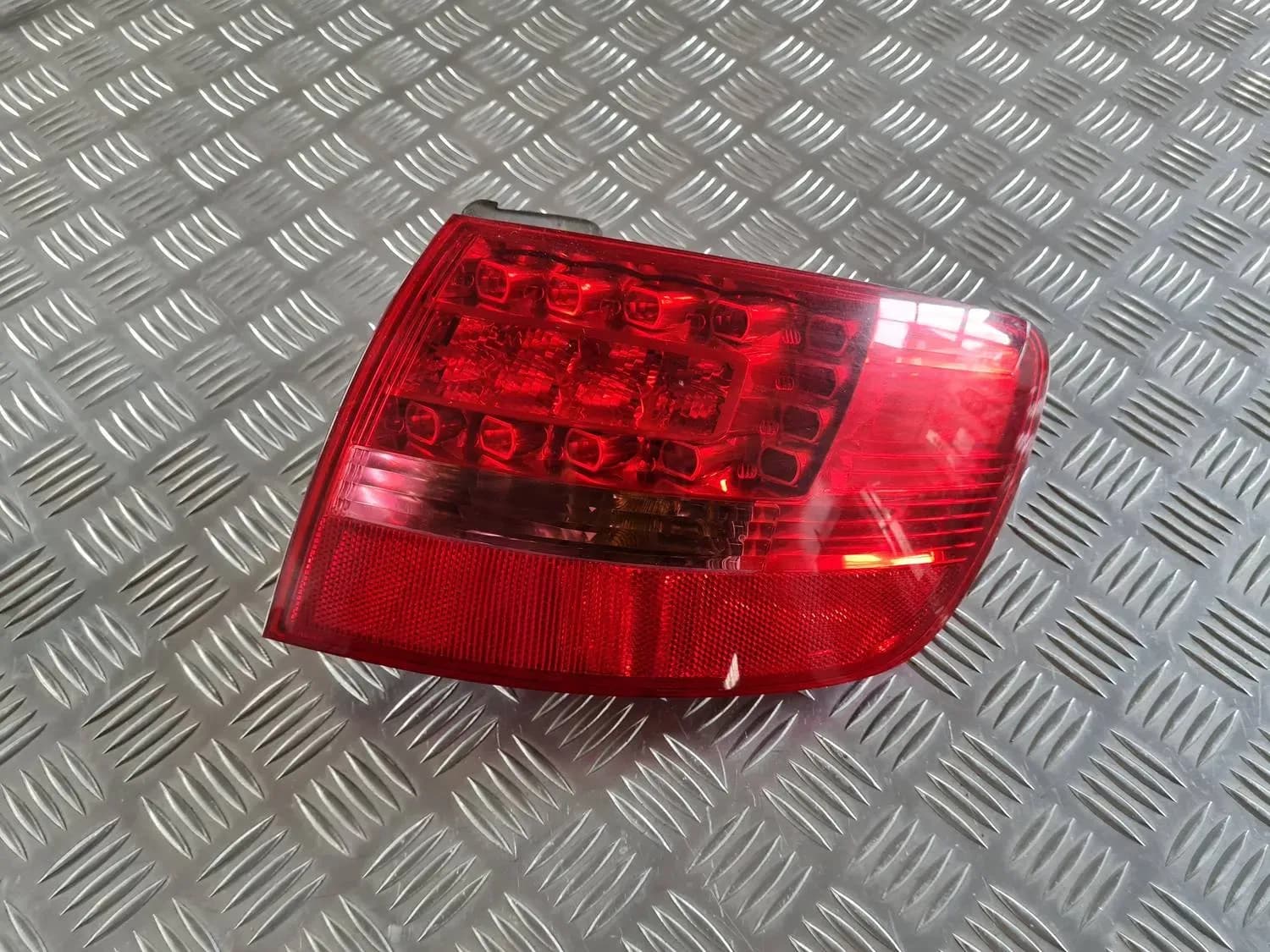 Pravá zadní svítilna AUDI A6 2008 - foto 1