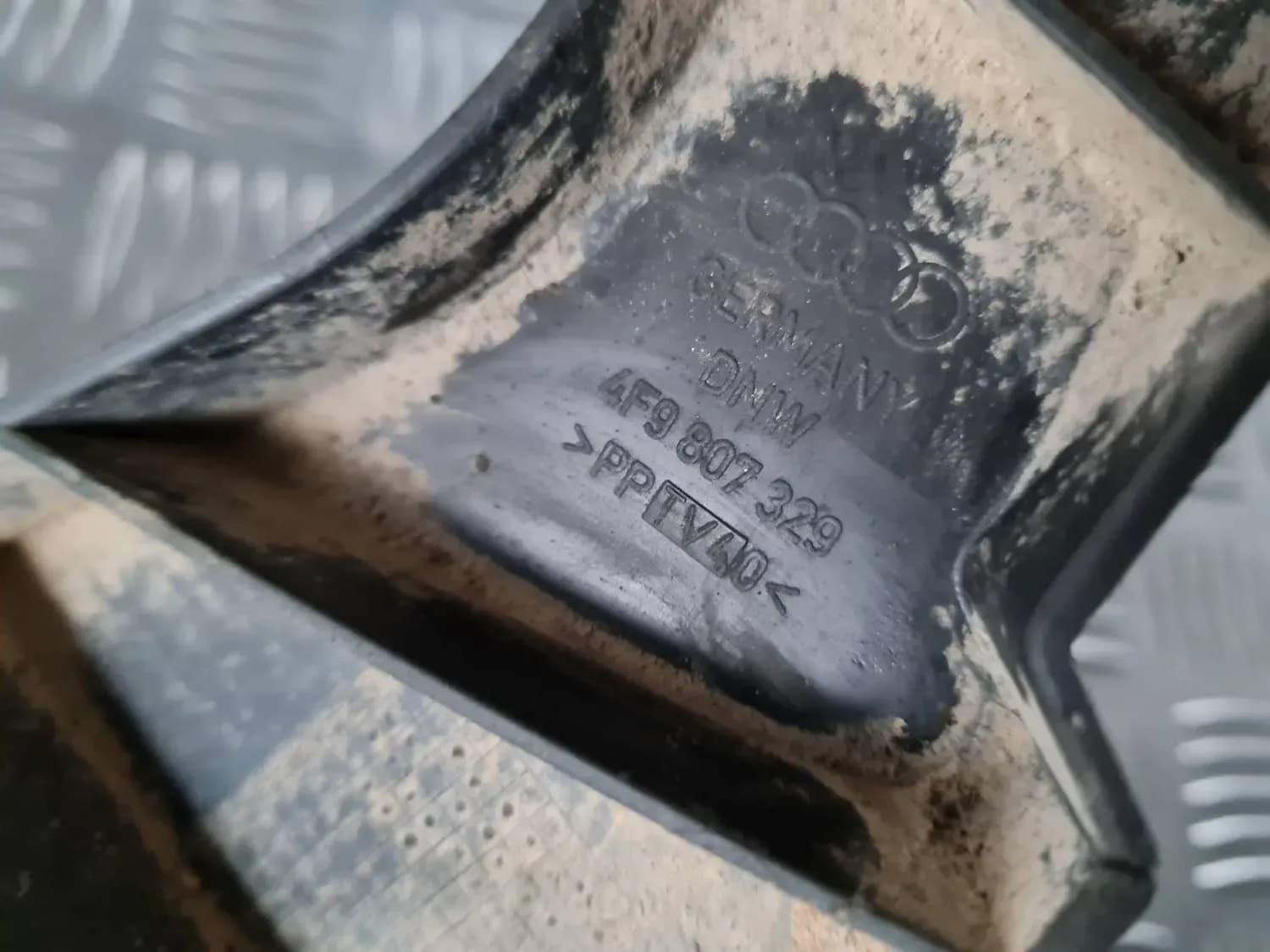 Centrální držák zadního nárazníku AUDI A6 2008 - foto 2