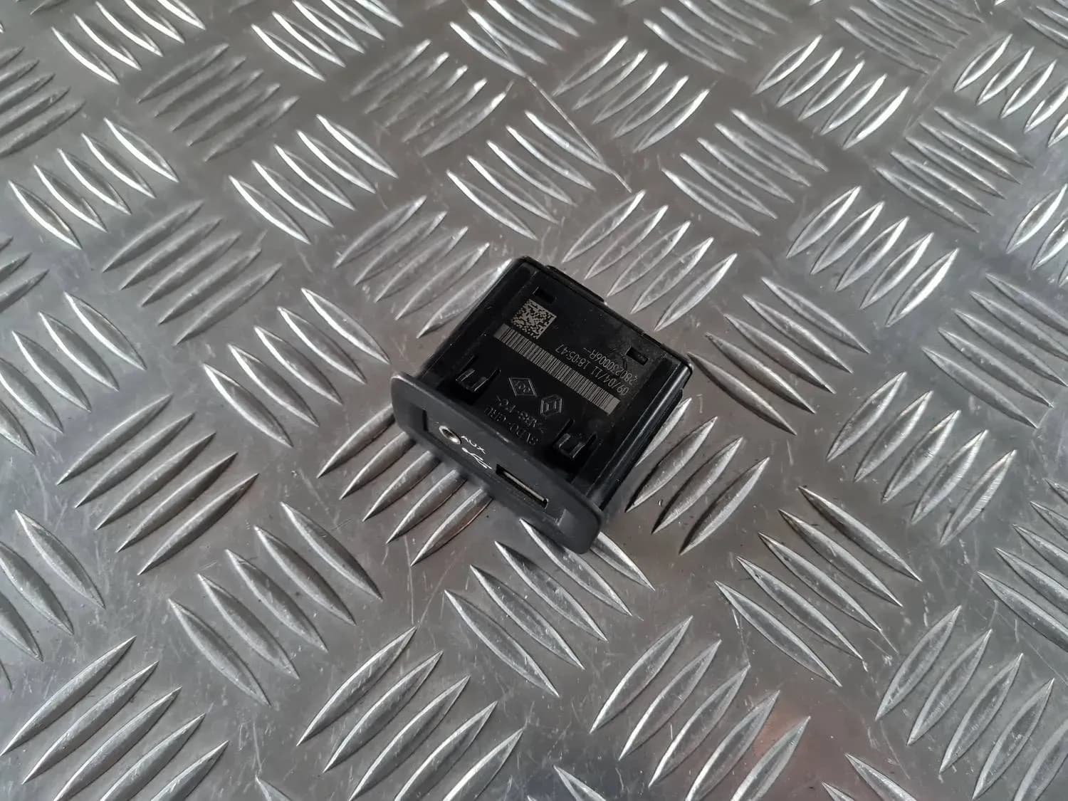 USB/AUX adaptér RENAULT SCENIC III 2011 - foto 3