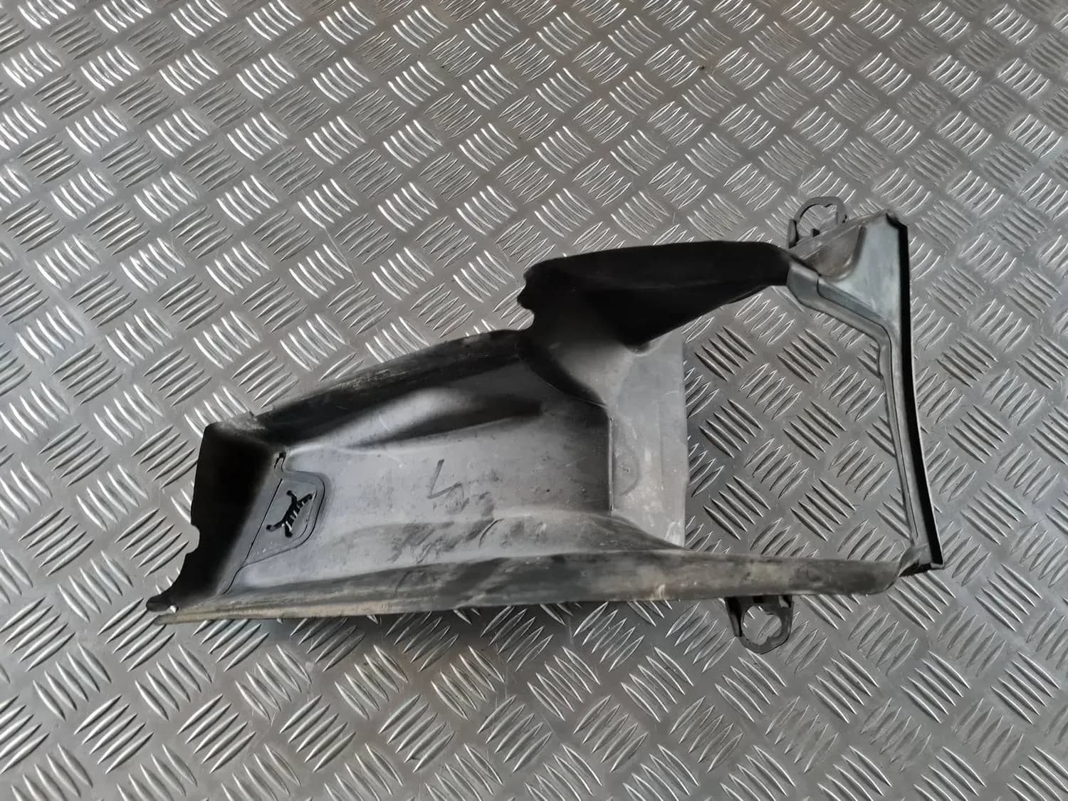 Deflektor nasávaného vzduchu, levý AUDI A6 2008 - foto 1