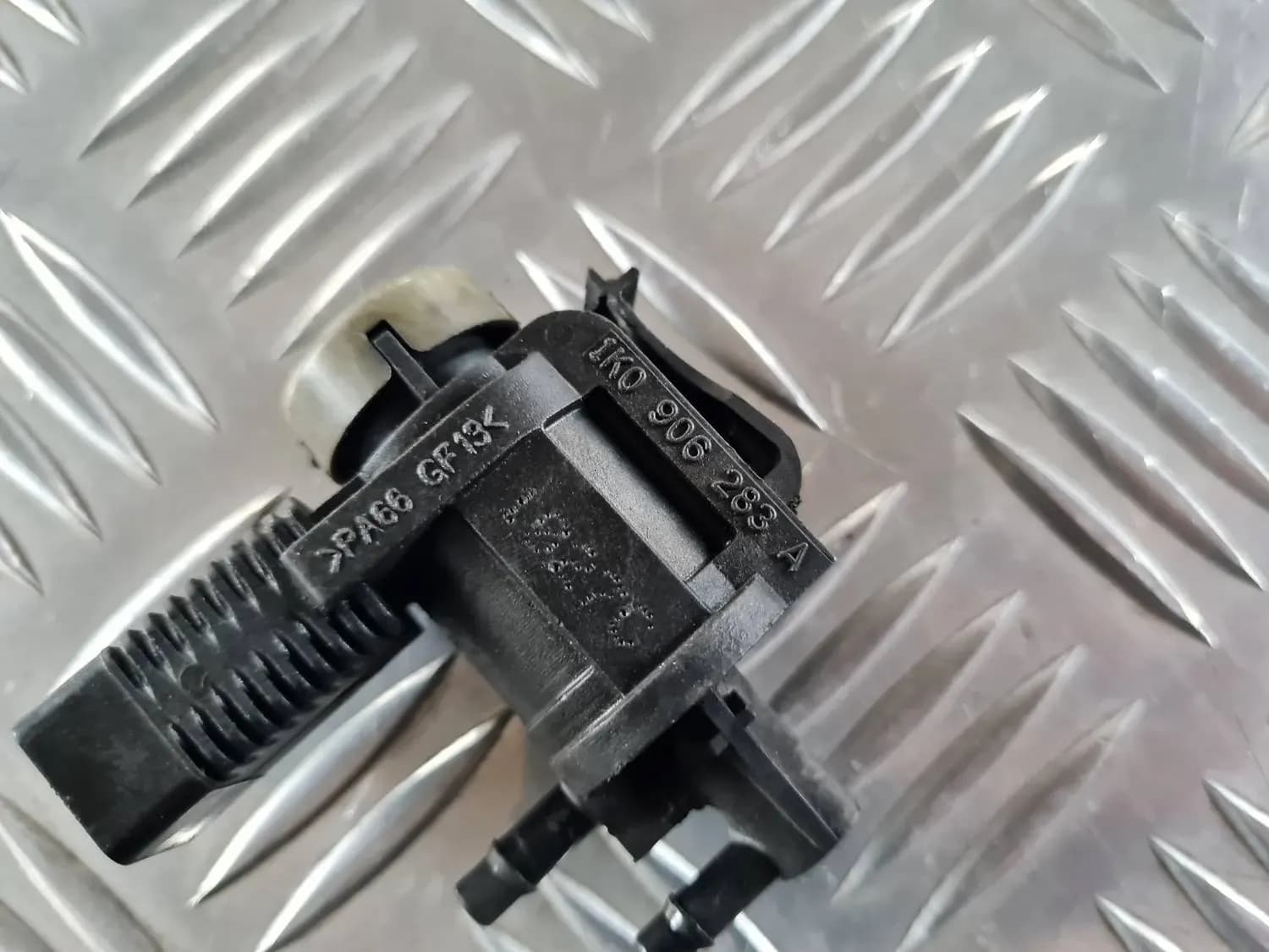 Elektromagnetický vakuový ventil AUDI A6 2008 - foto 4