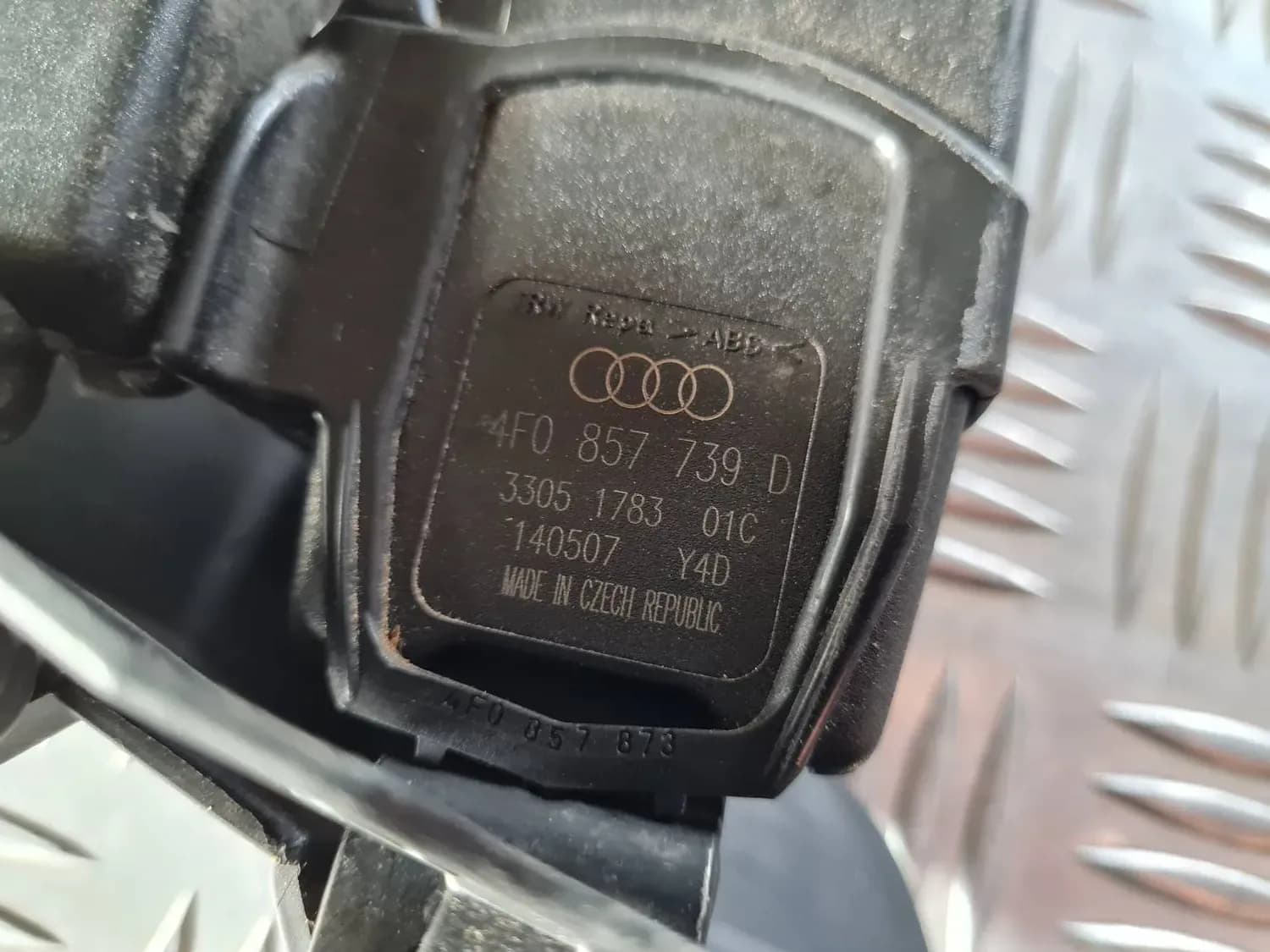 Dvojitá spona zadního bezpečnostního pásu AUDI A6 2008 - foto 4