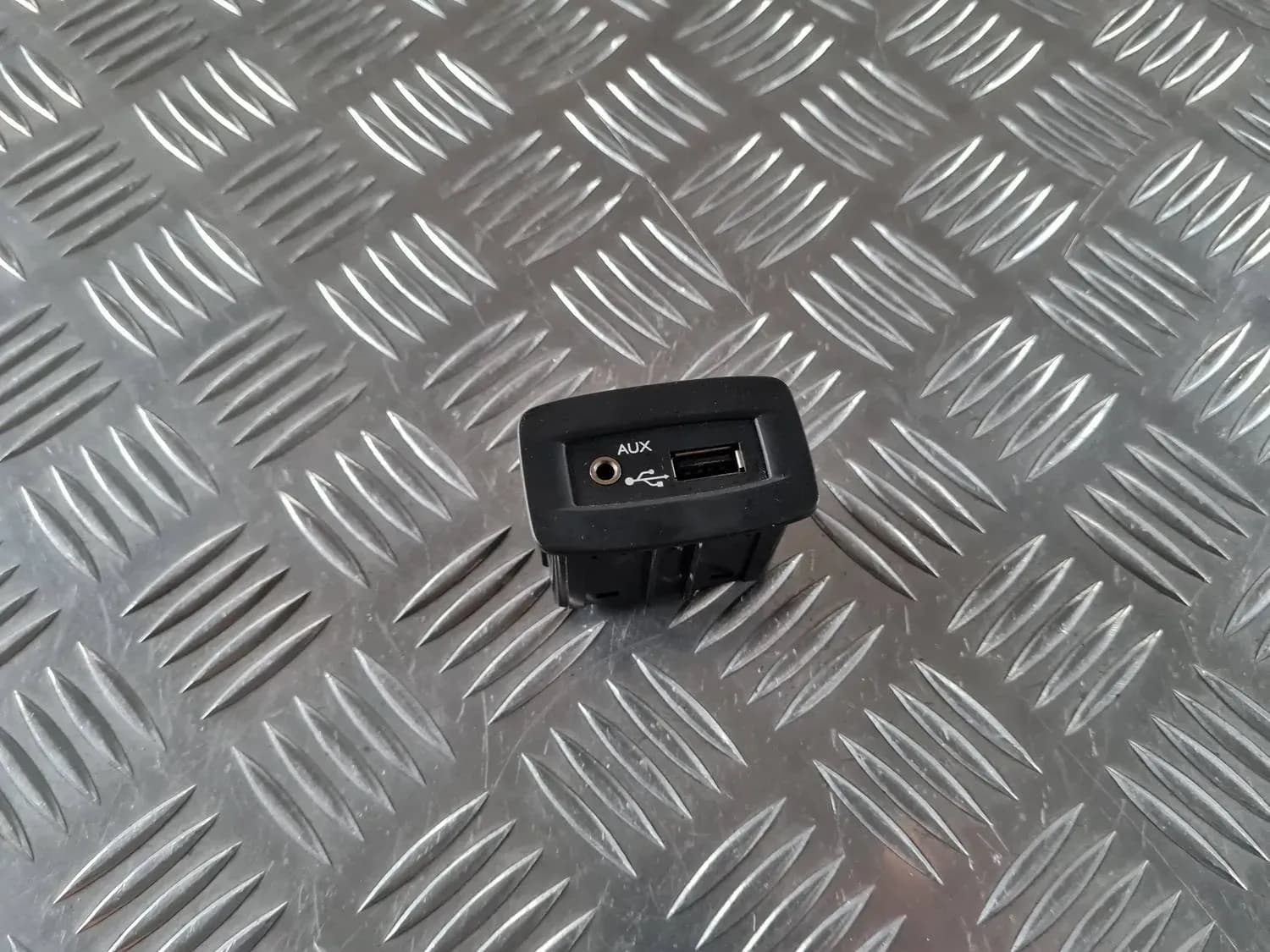 USB/AUX adaptér RENAULT SCENIC III 2011 - foto 1